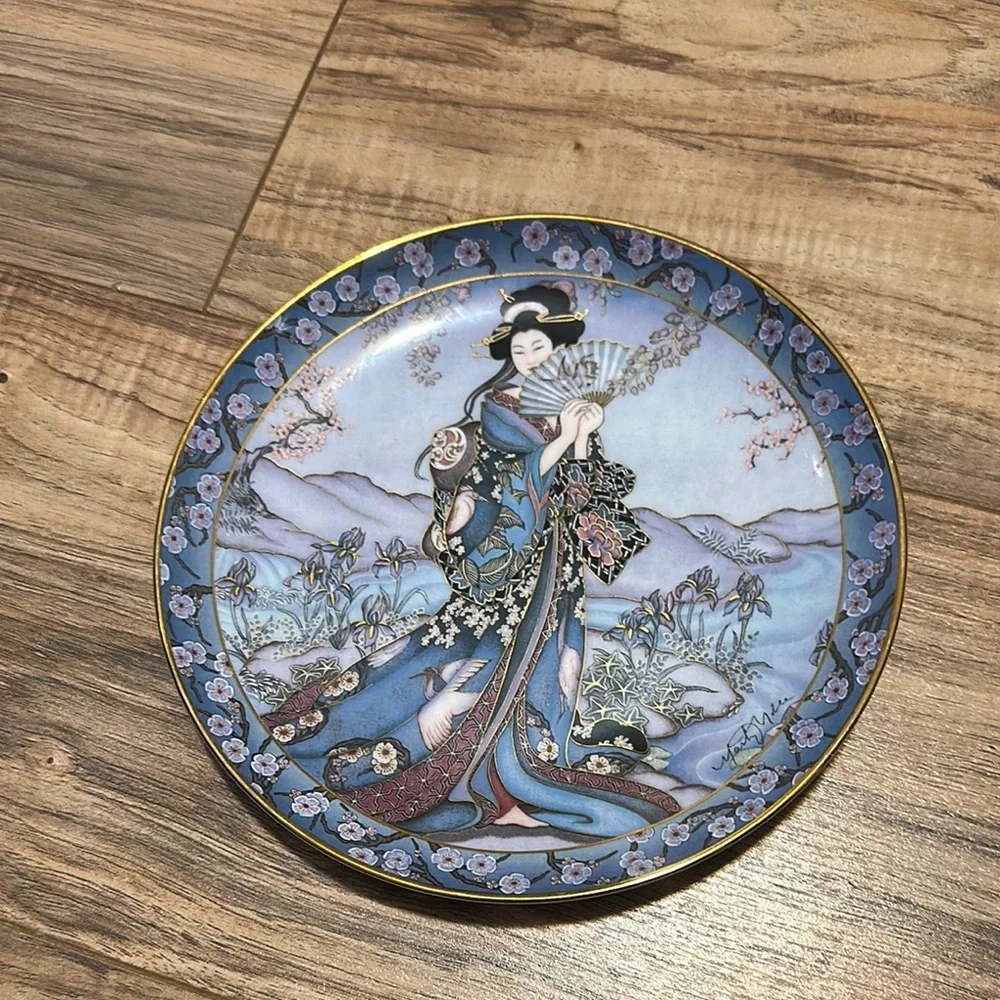 Decorative Plate with Geisha Design